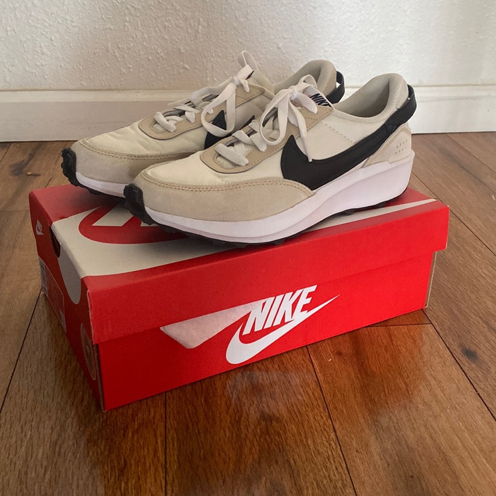 Women’s Nike waffle debut sneakers. Work only once- like new. Black & cream